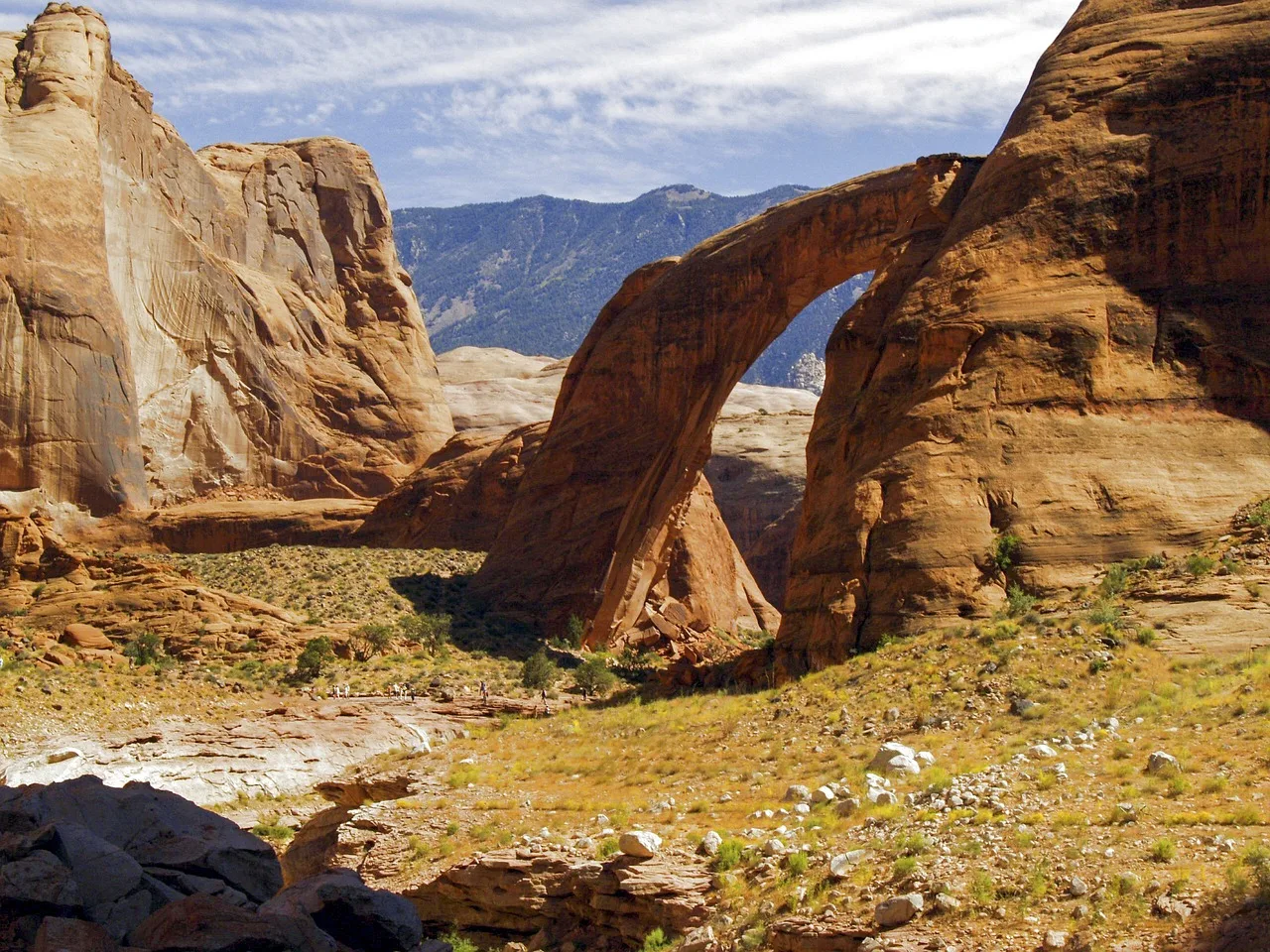 Lake Powell gölü renkli köprü manzarası - çöl fotoğrafı