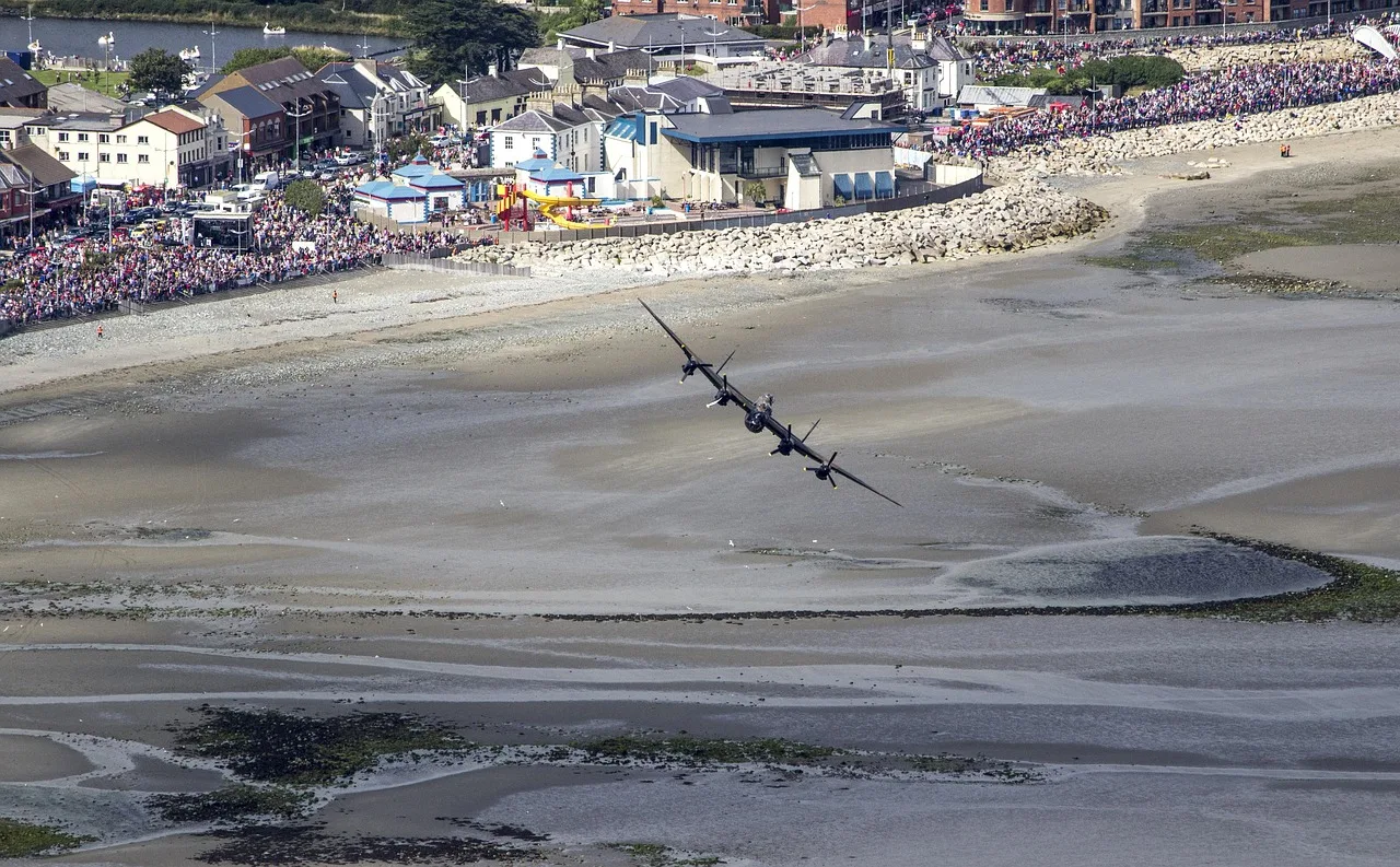 Lancaster bombardıman uçağı havada gösterisi
