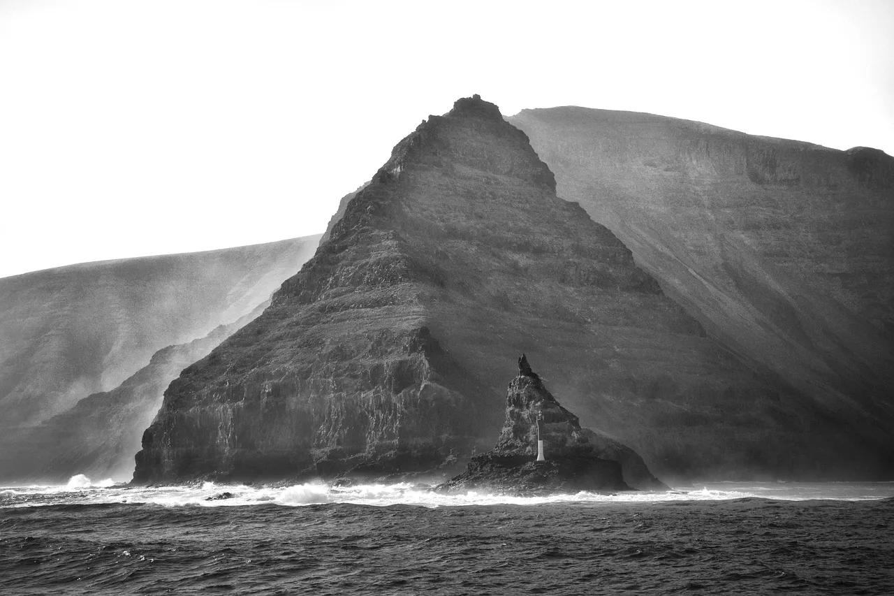 Lanzarote gri ada manzarası - minimalist doğa fotoğrafı