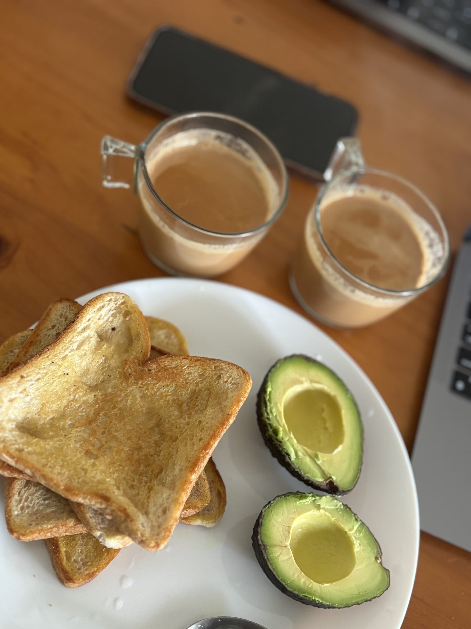 Laptop Başında Kahvaltı: Kızarmış Tost, Avokado ve Sıcak Sütlü Kahve
