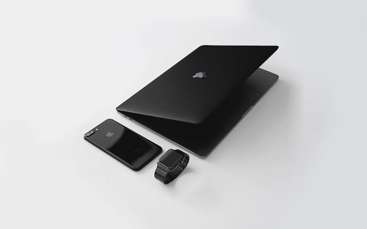Laptop ve akıllı saat modern dokunuşlu teknoloji fotoğrafı