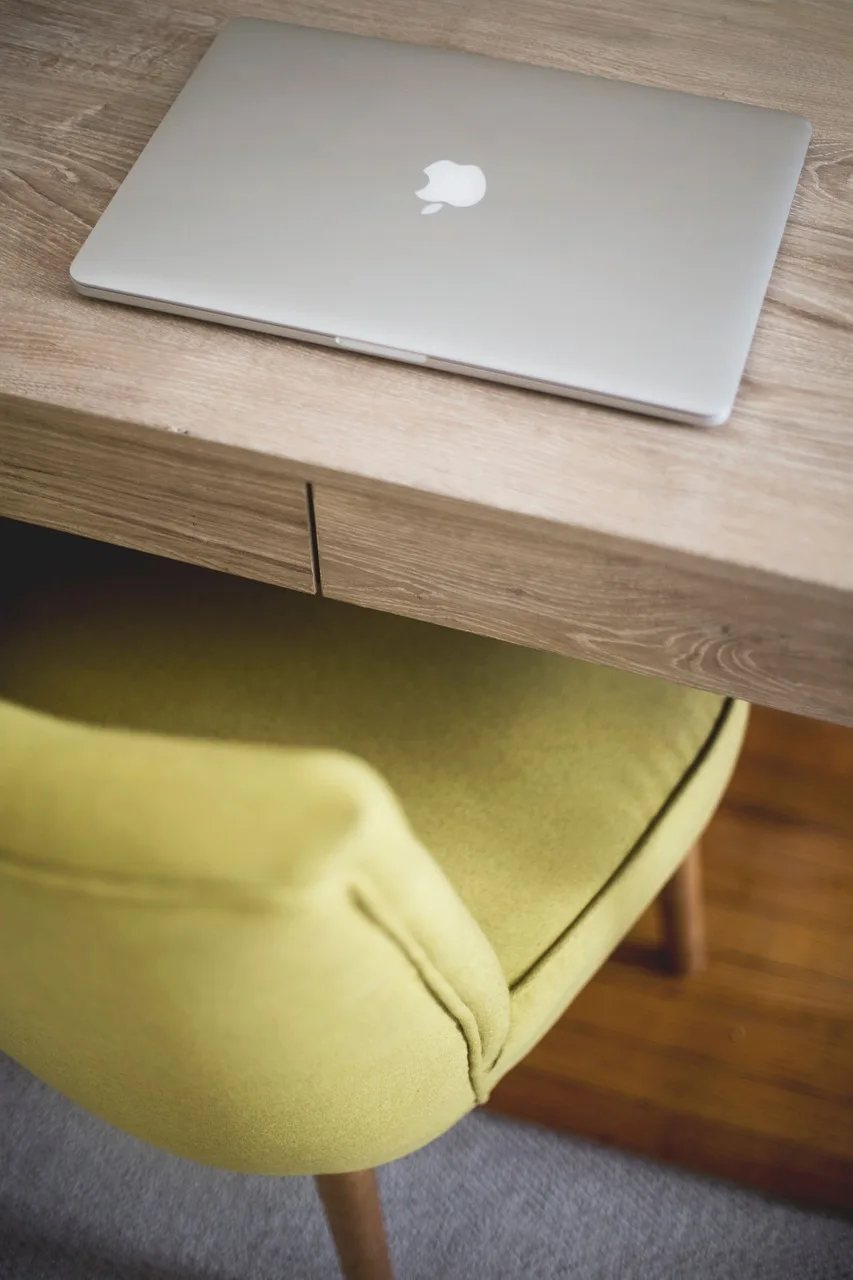 Laptop ve Apple MacBook çalışma masası - ofis