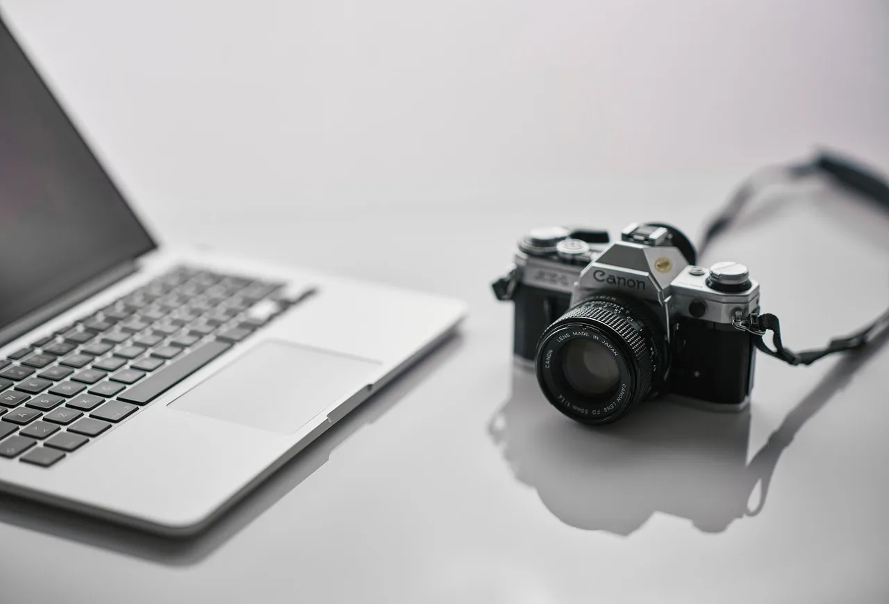 Laptop ve kamera yansıması ofis ortamı
