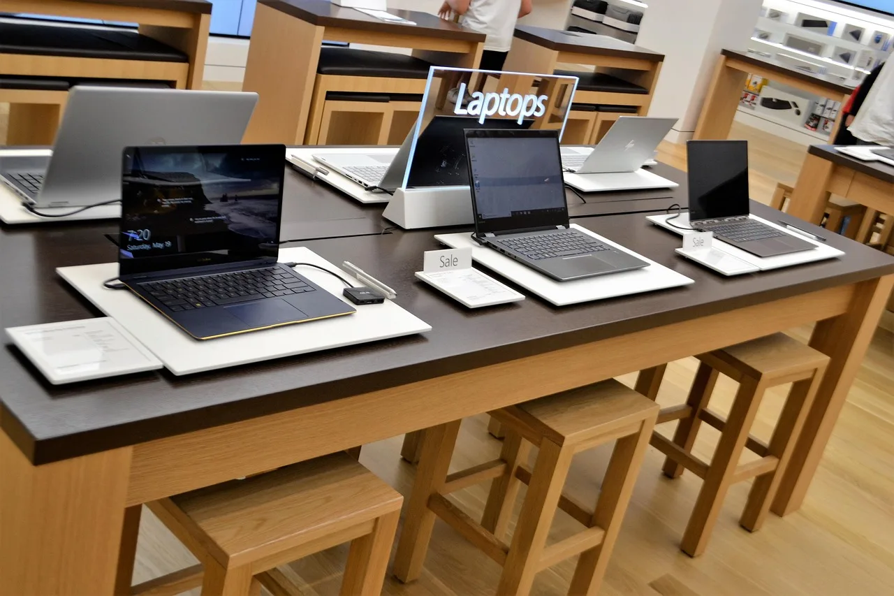 Laptop ve modern ofis masası - teknolojik ortam