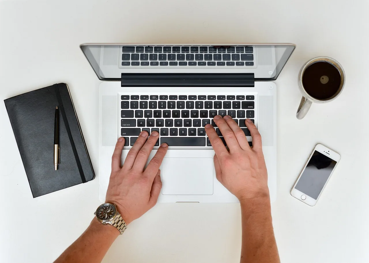 Laptoplu çalışma masası - modern ofis ortamı