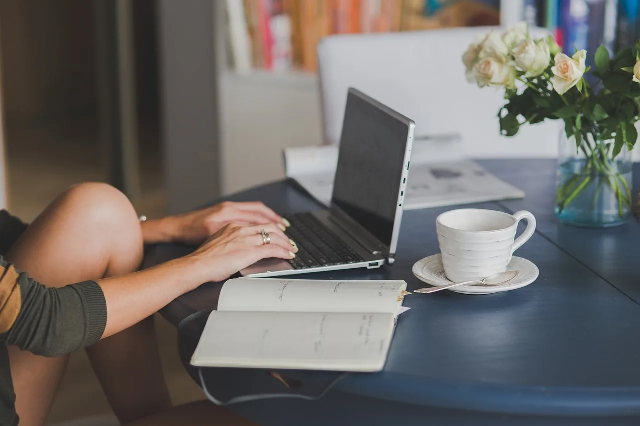 Laptoplu çalışma masası - ofis ortamı