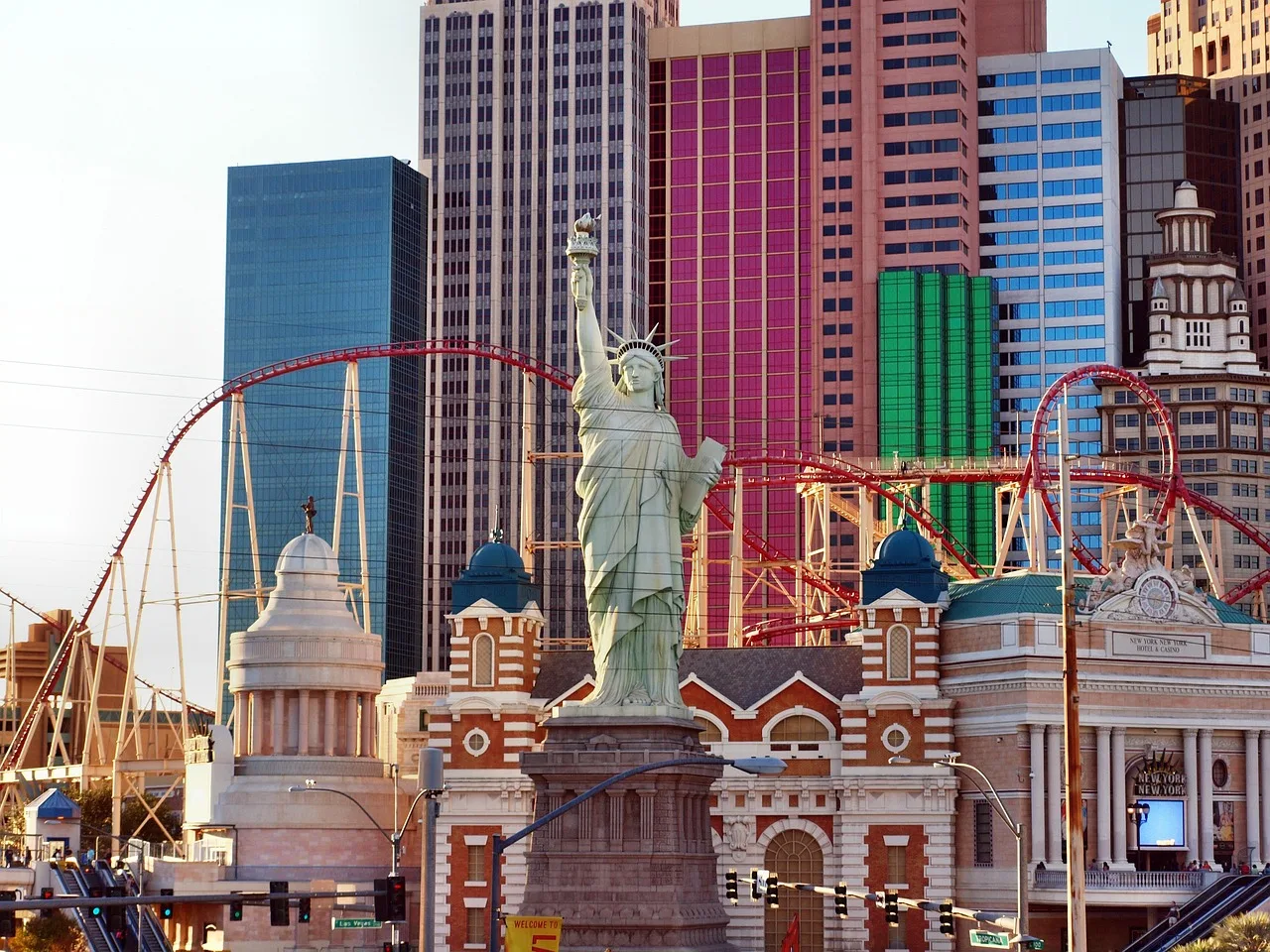Las Vegas neon ışıklı kumar sahnesi - gece manzarası