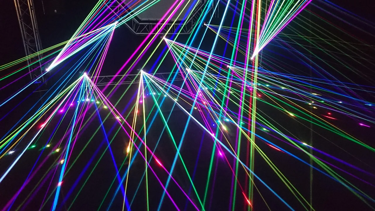 Laser ışıklarıyla renkli müzik festivali sahnesi