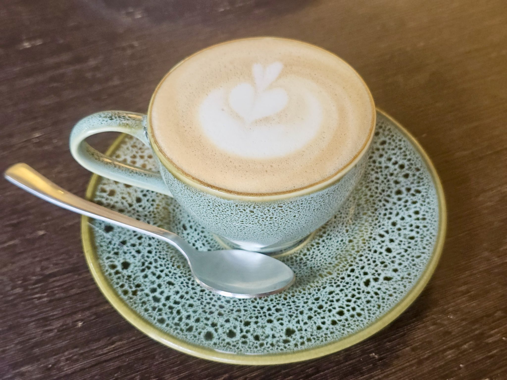 Latte Art Süslemeli Sütlü Kahve ve Mint Rengi Seramik Fincan Tabağı