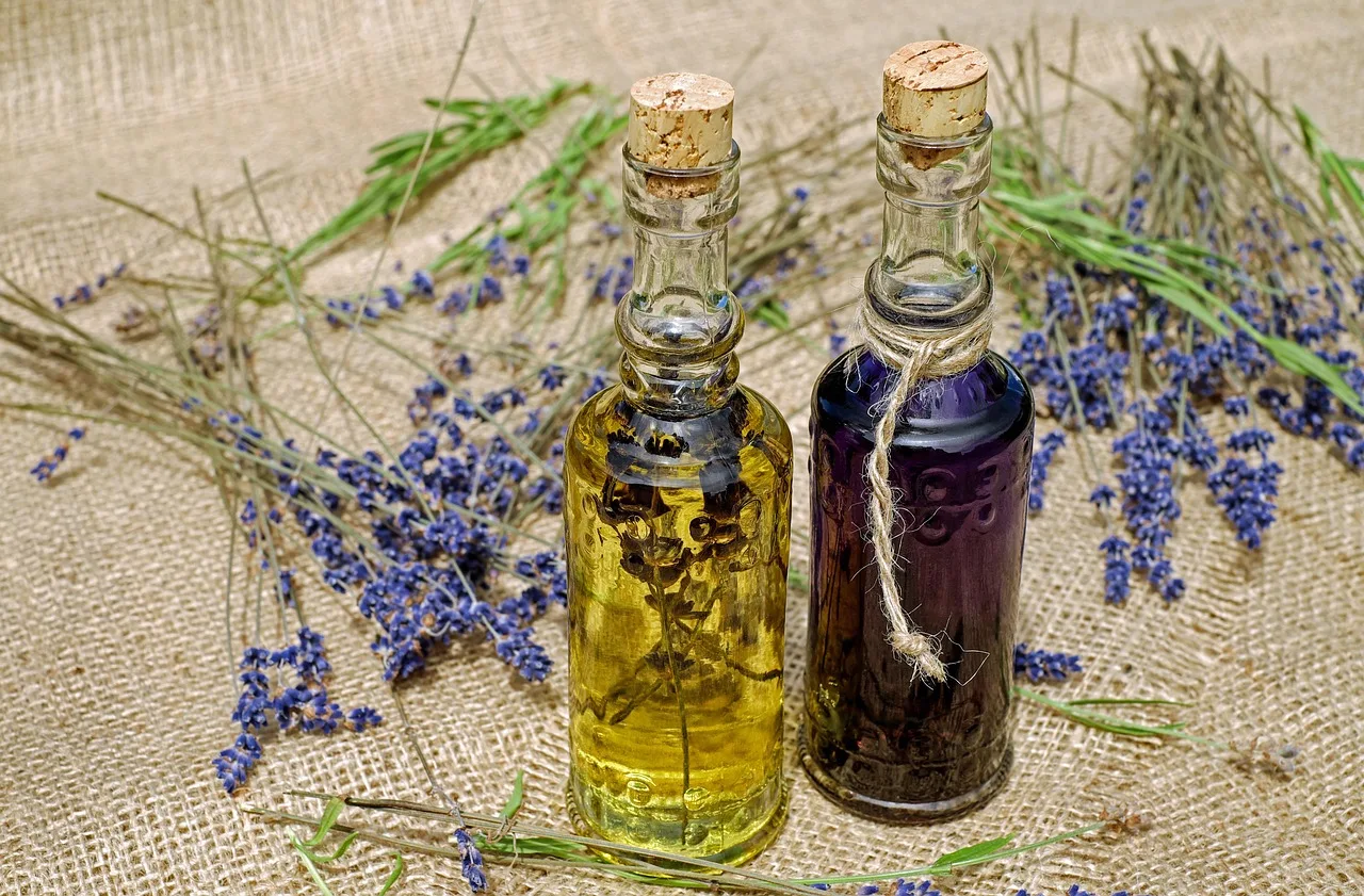 Lavanta yağı şişesi - rahatlatıcı aromaterapi