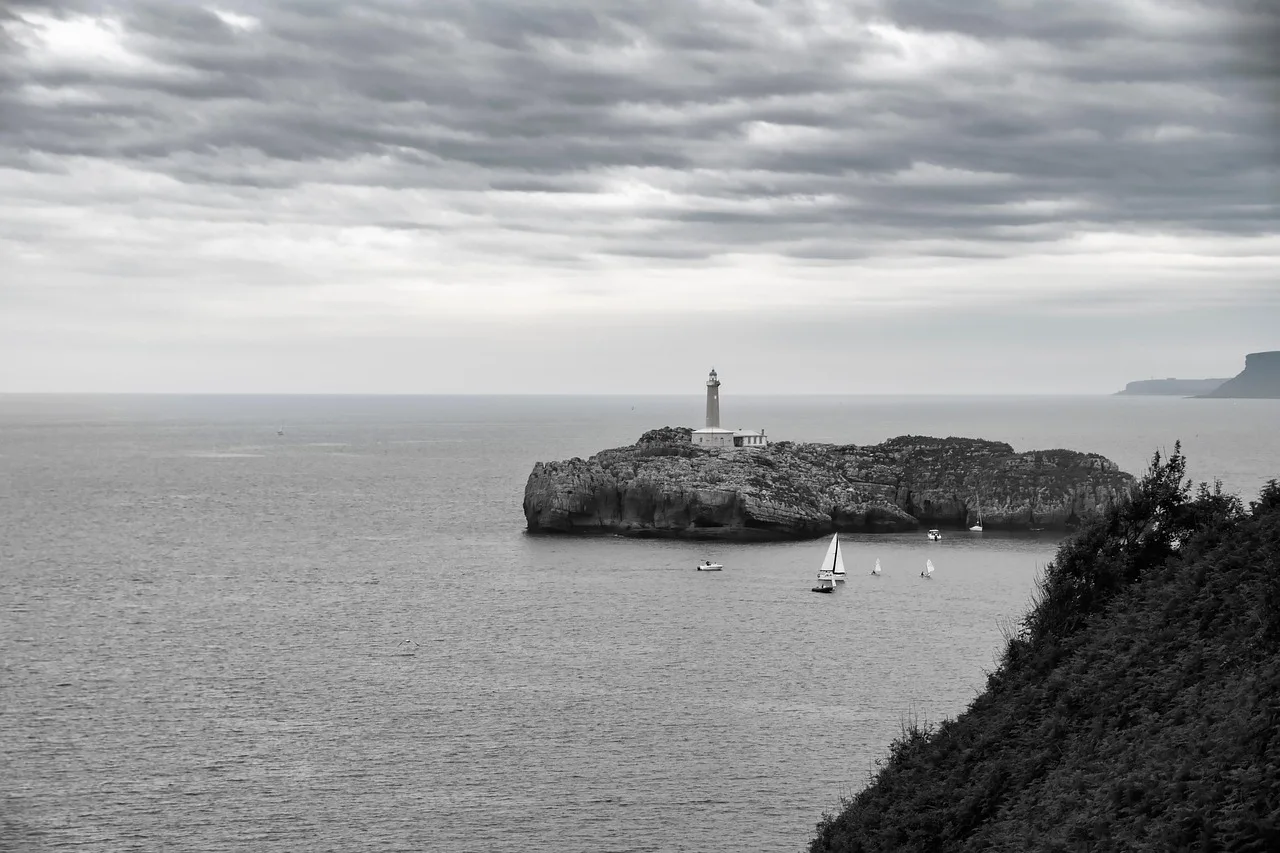 Lefke adası deniz feneri manzarası - bulutlu gökyüzü