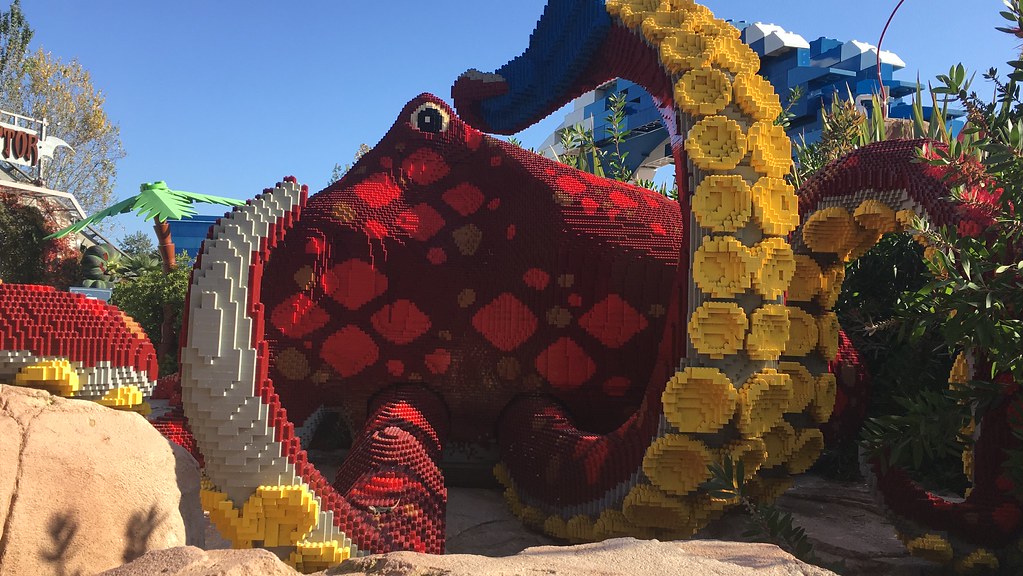 legoland eğlence parkında dev lego bloklarından renkli ahtapot heykeli