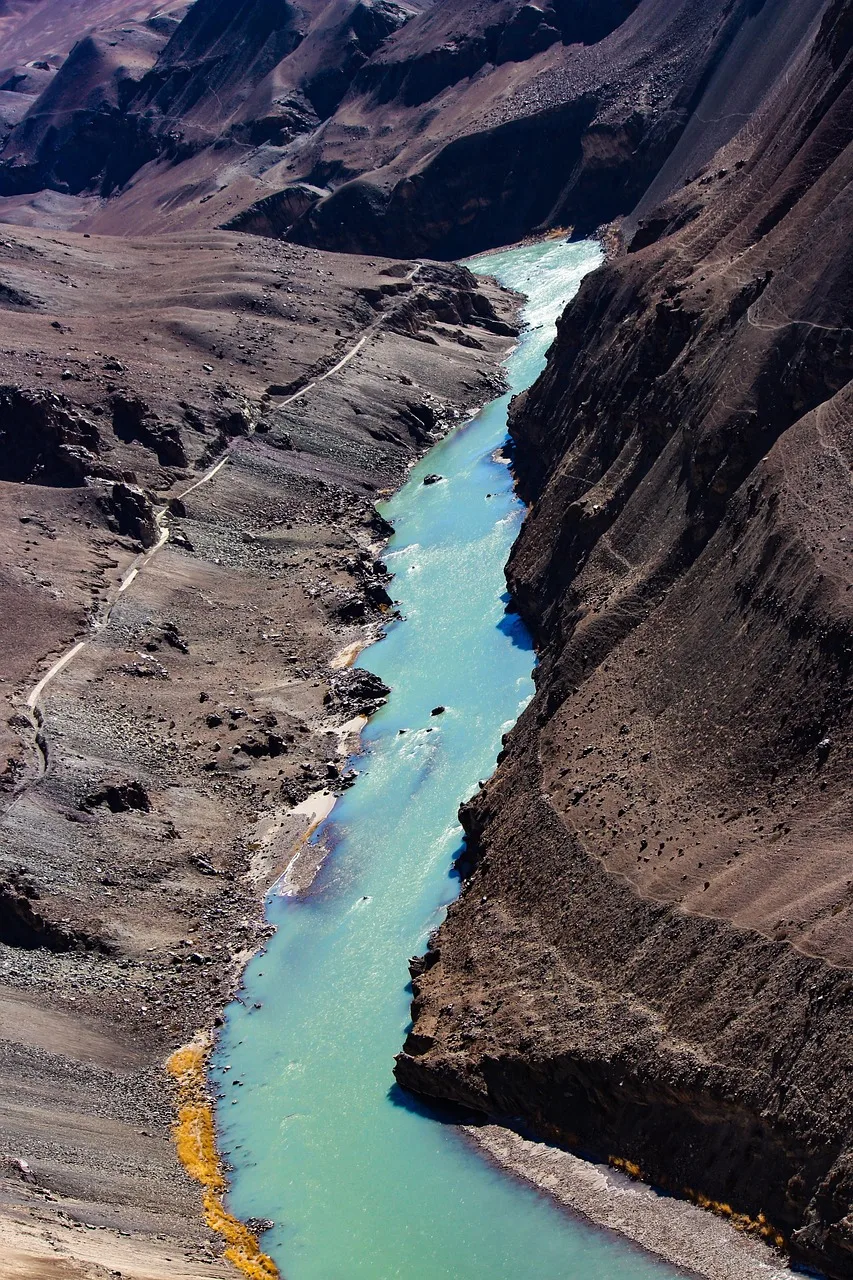 Leh Ladakh vadisinde akan nehir manzarası
