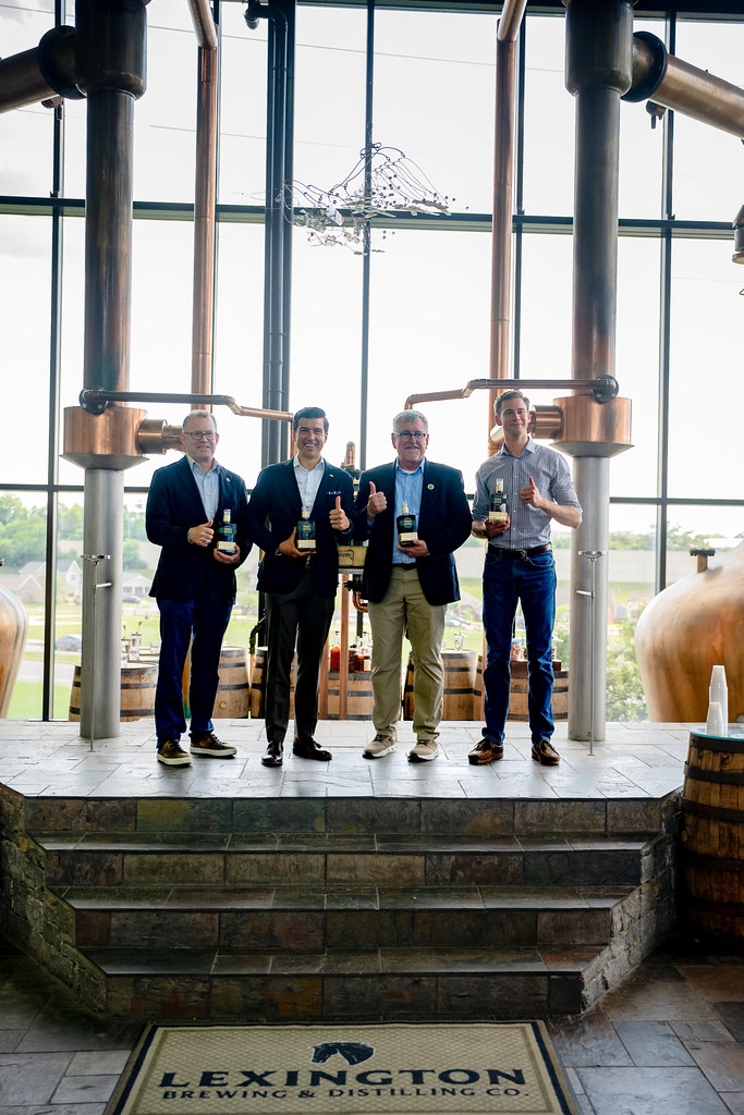 Lexington Brewing & Distilling fabrika turunda özel viski tanıtımı ve grup fotoğrafı