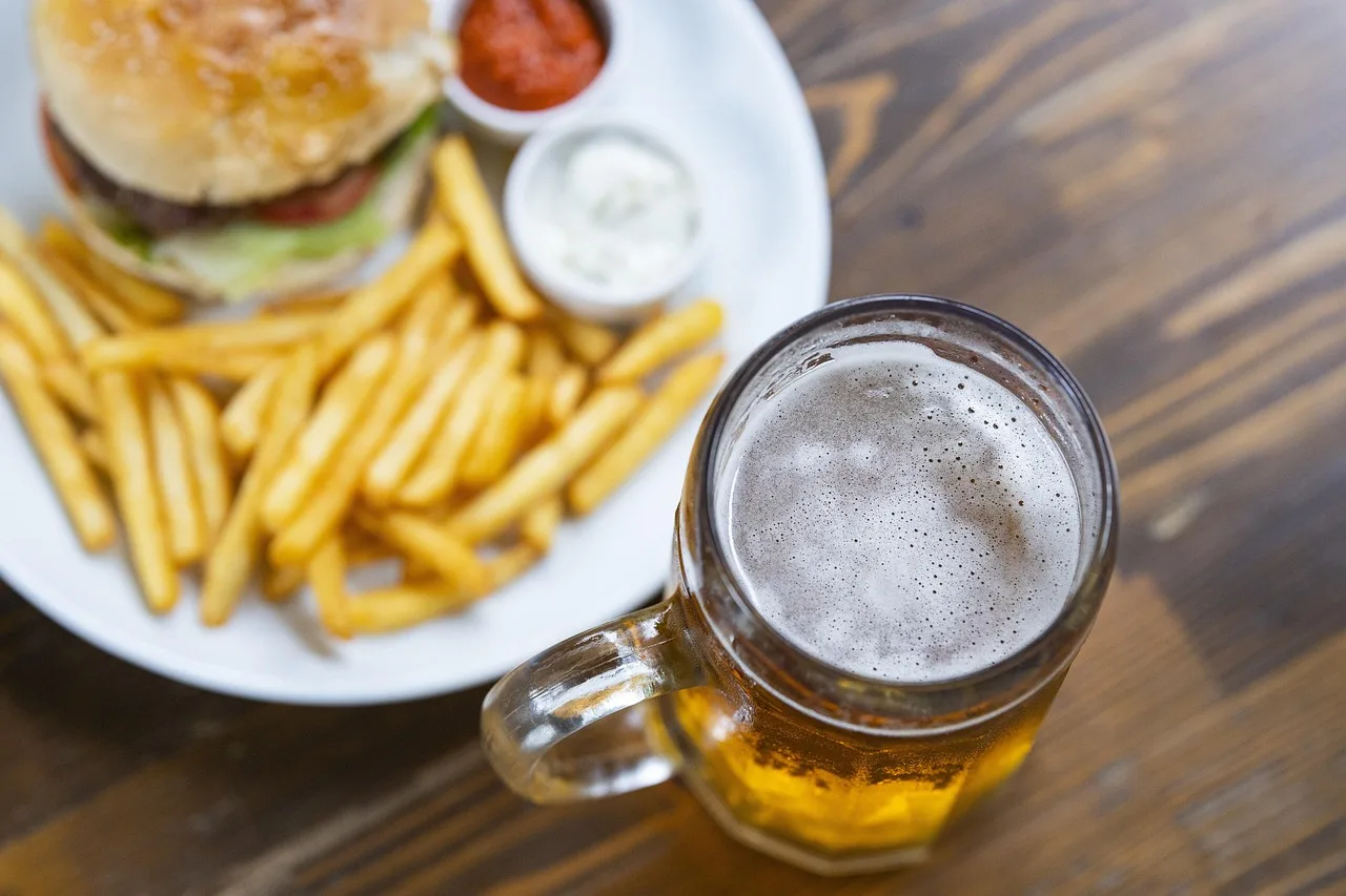Lezzetli burger ve patates menüsü - hızlı atıştırmalık
