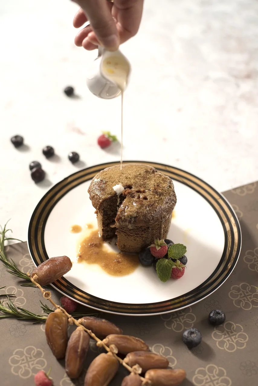 Lezzetli kahvaltı tabağı - yumurta, ekmek ve çorba