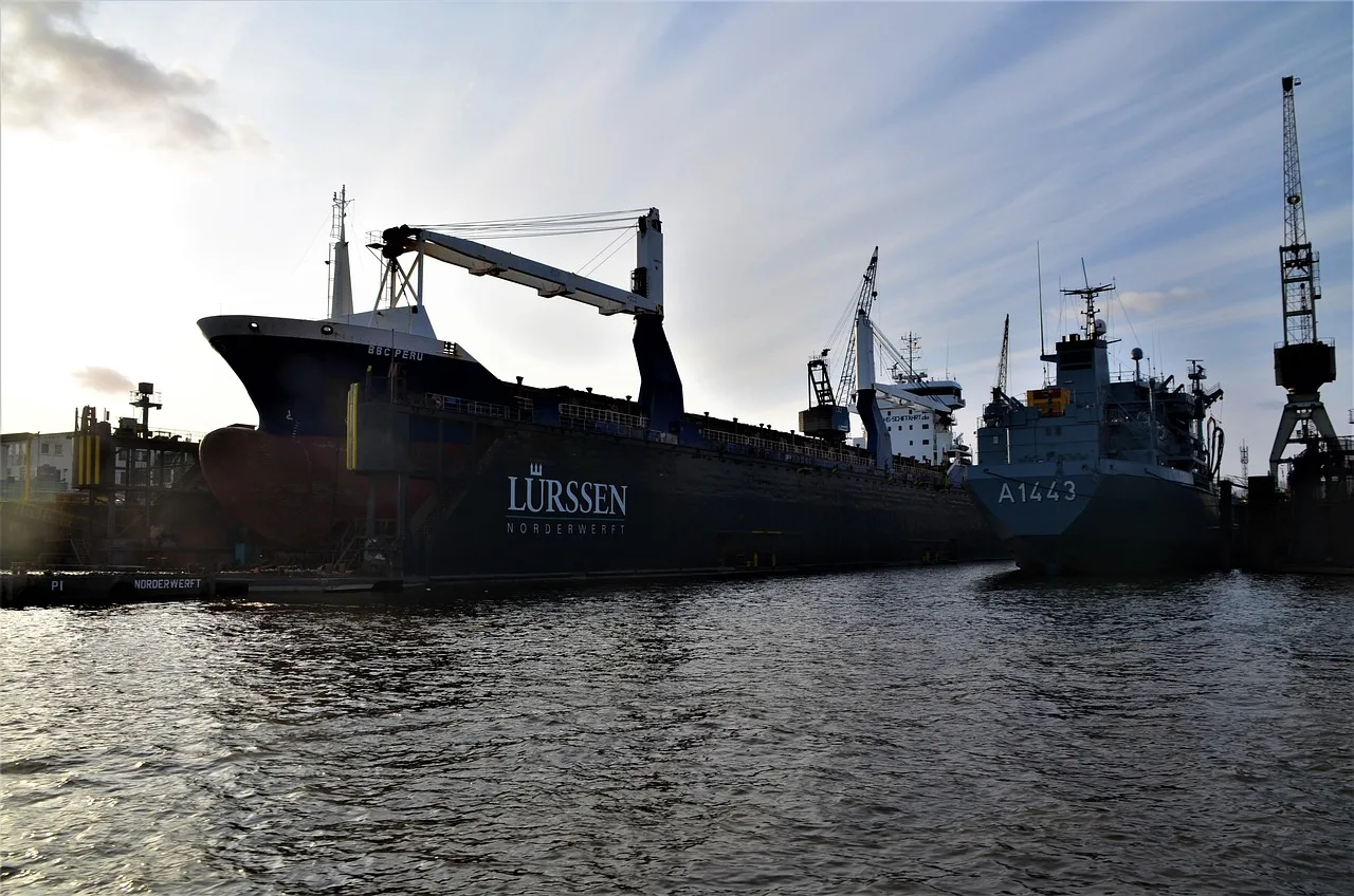 Liman bağrındaki gemi tersanesi - Hamburg sahili
