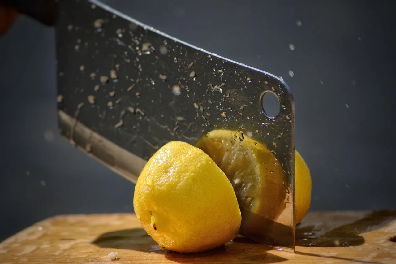 Limon dilimi kesilirken taze mutfak fotoğrafı