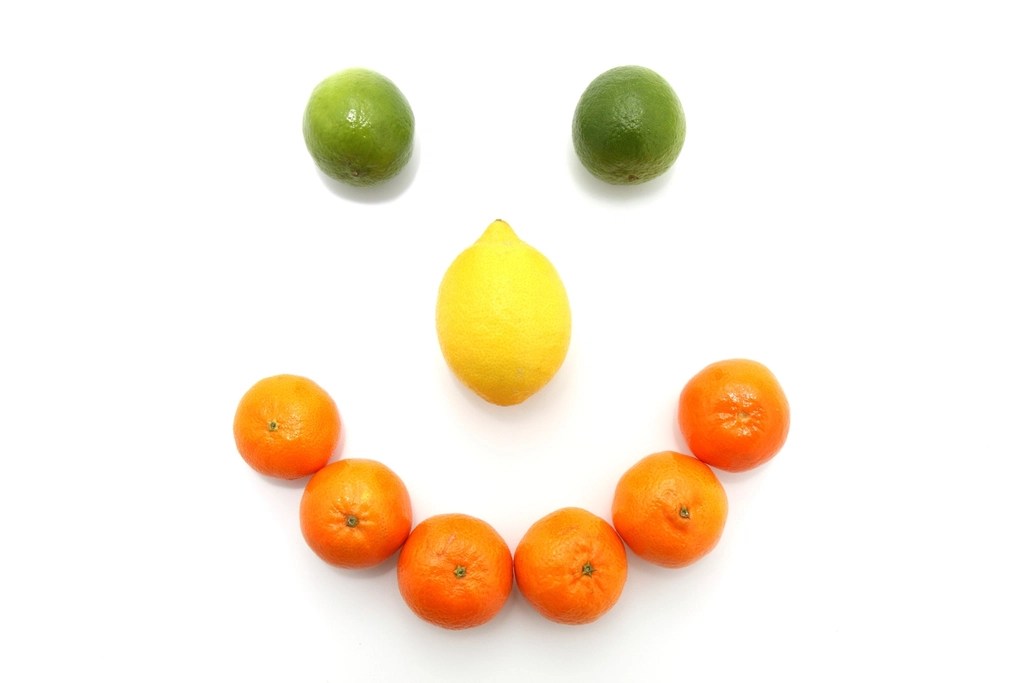 Limon lime ve mandalinadan yapılmış neşeli gülümseyen yüz konsept fotoğrafı