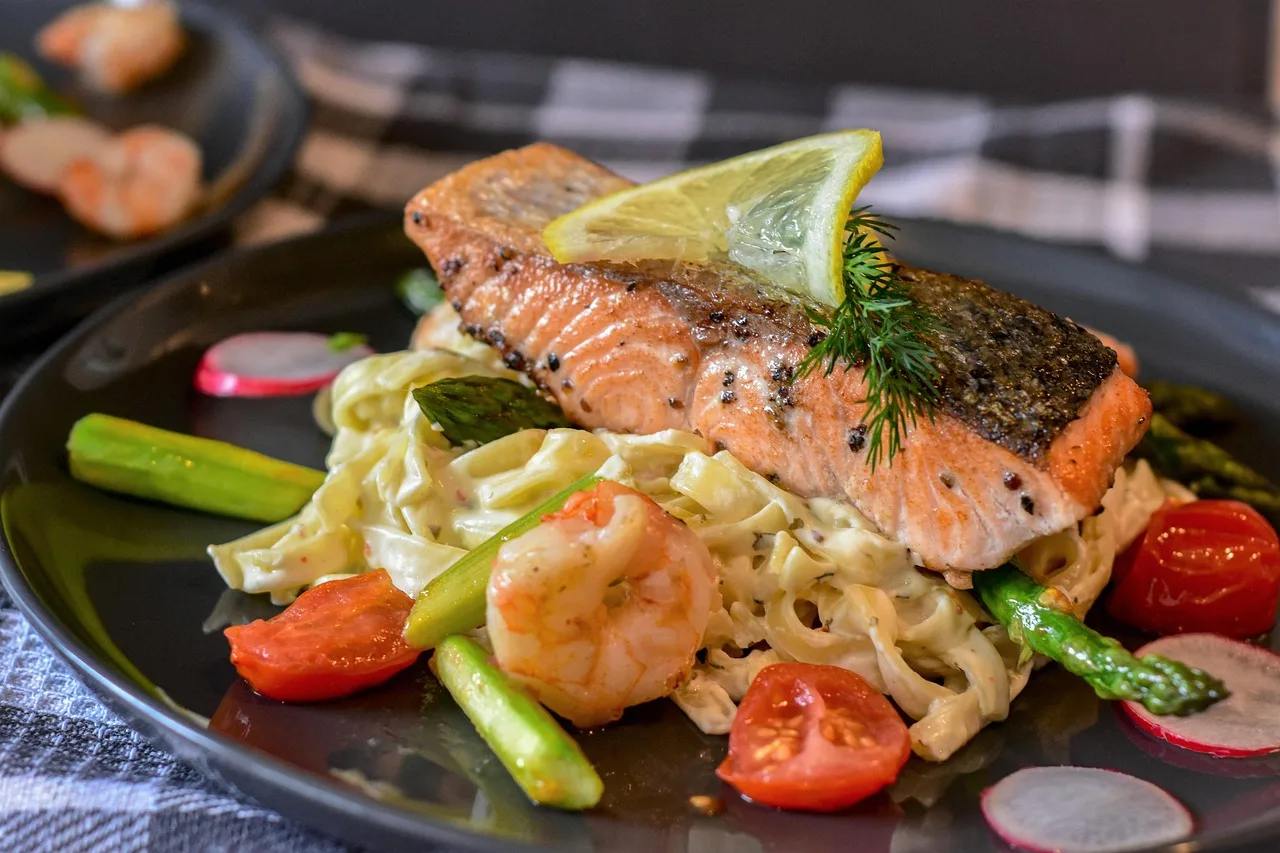 Limon soslu somon balığı kuşkonmaz ve erişte ile
