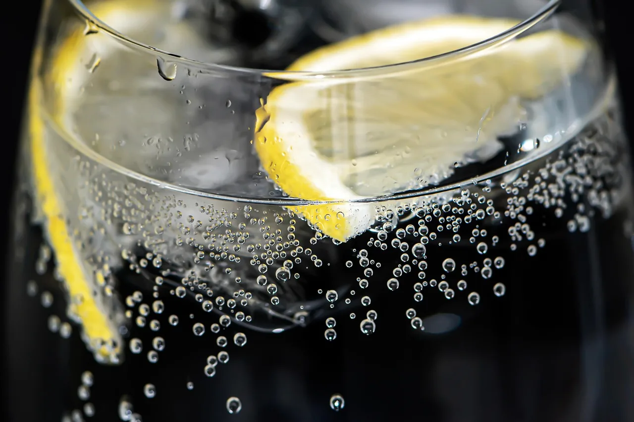 Limonlu buzlu kokteyl - ferahlatıcı parti fotoğrafı