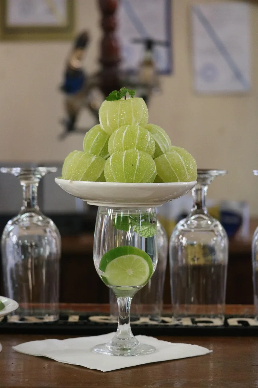 Limonlu kokteyl bardağı - şeffaf cam tasarım