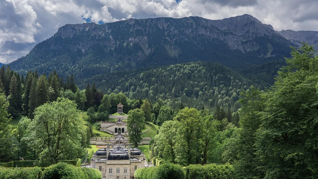 Linderhof Sarayı ile Bavyera dağ manzarası