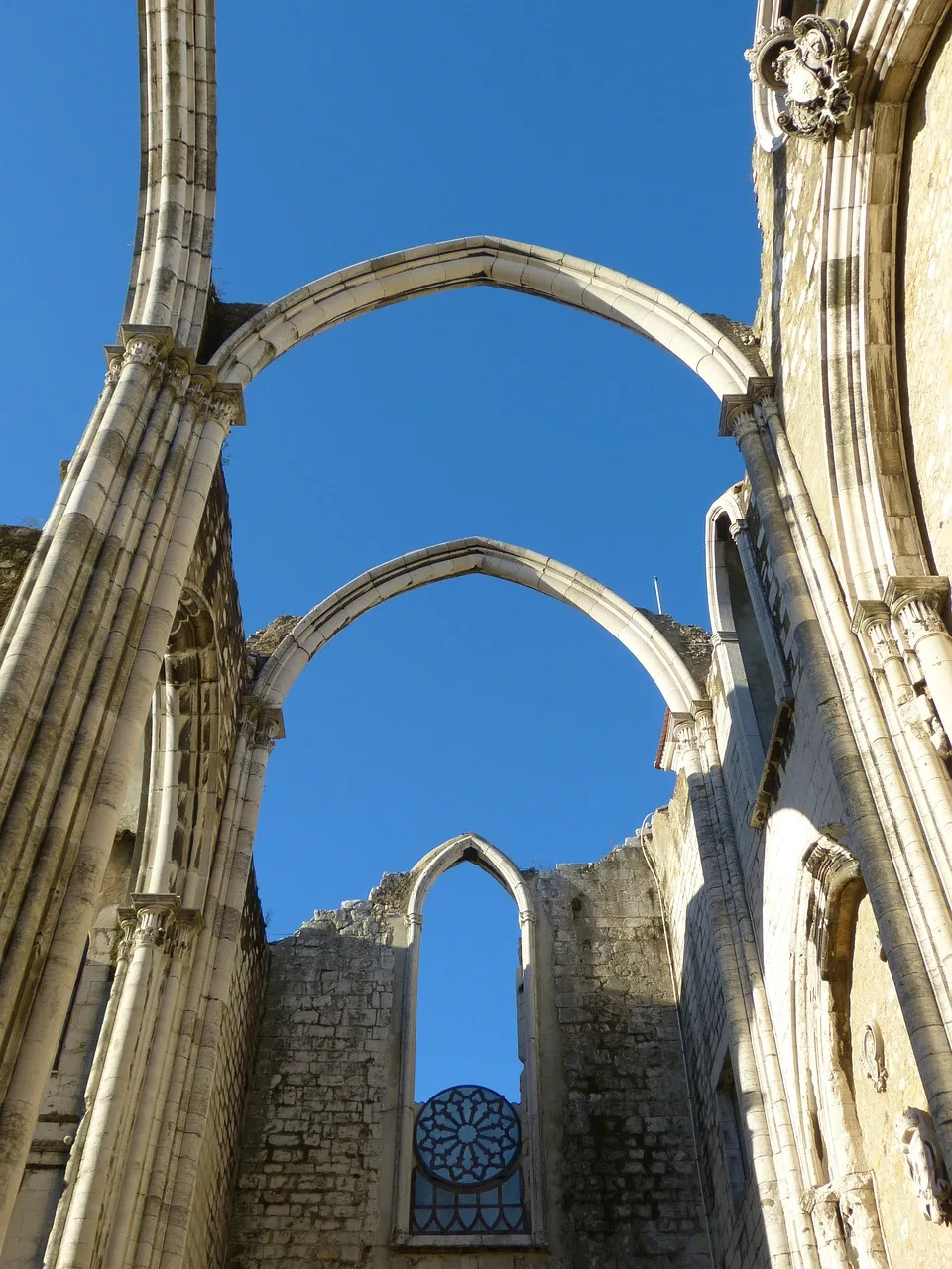 Lisbon'da gotik manastır kalıntısı - yıkık duvarları Lisbon'da gotik manastır kalıntısı - yıkık duvarları