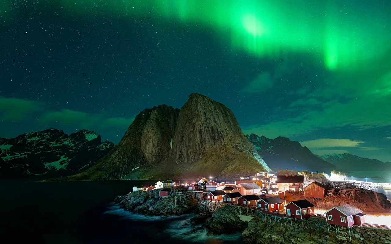 Lofoten fiyordu ışıklı köprü manzarası - gece