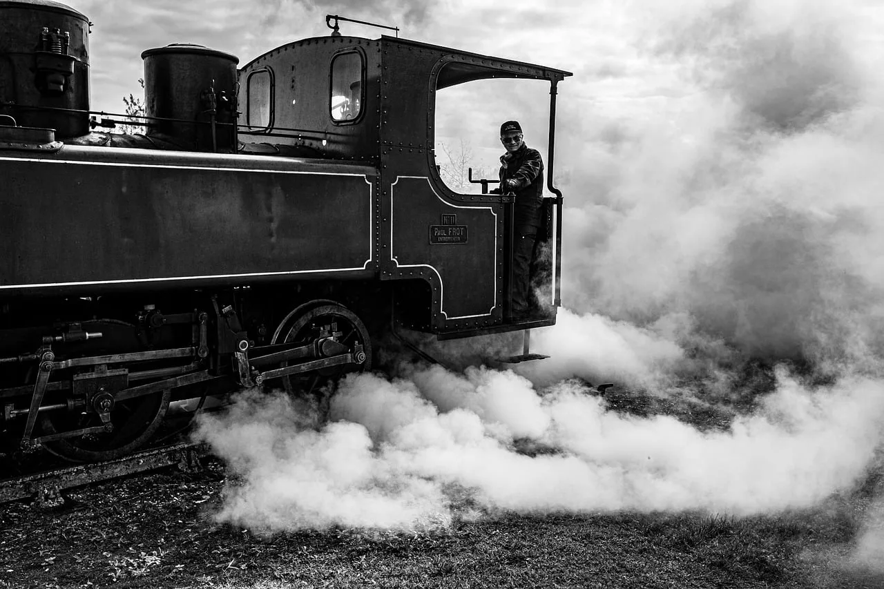 Lokomotif ve dumanlı tren sahnesi - endüstri teması