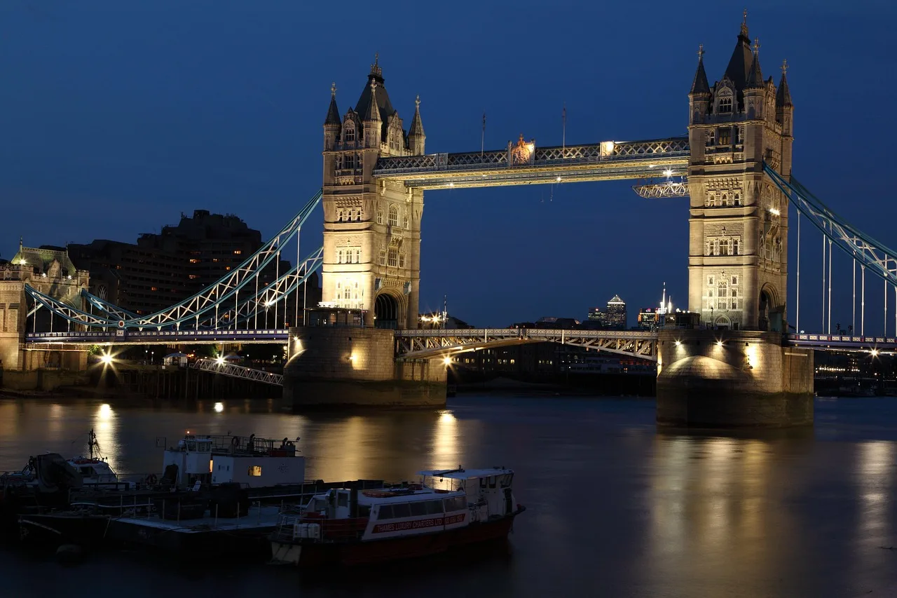 London Köprüsü gece ışıklı fotoğrafı - mimari manzara