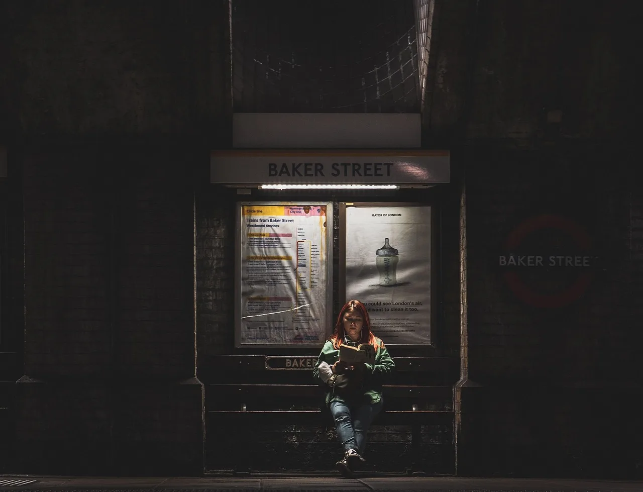 London metroda kitap okuyan kişi - şehir içinde okuma