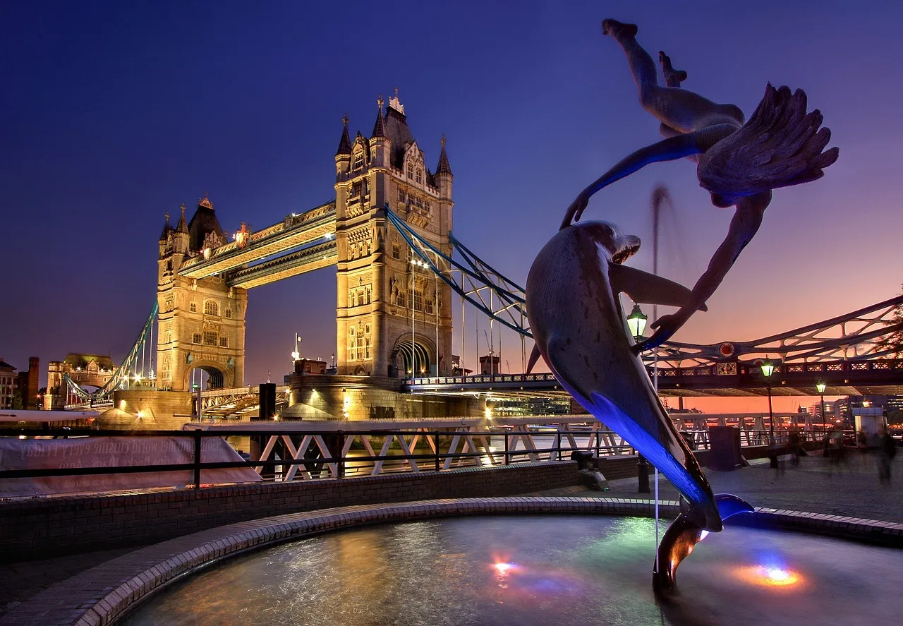 London Tower Bridge günbatımı silueti - şehir manzarası
