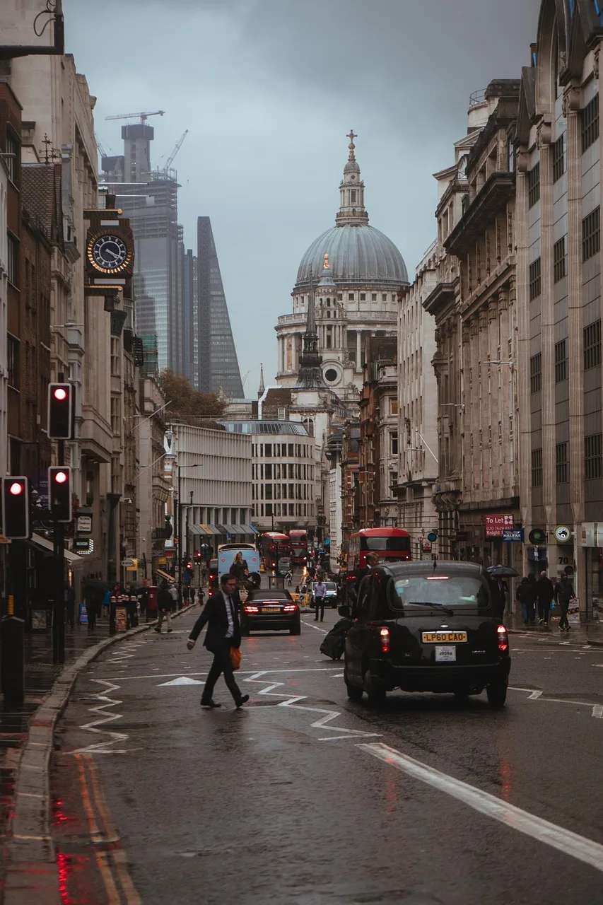 Londra akşamı yoğun trafikli sokak manzarası