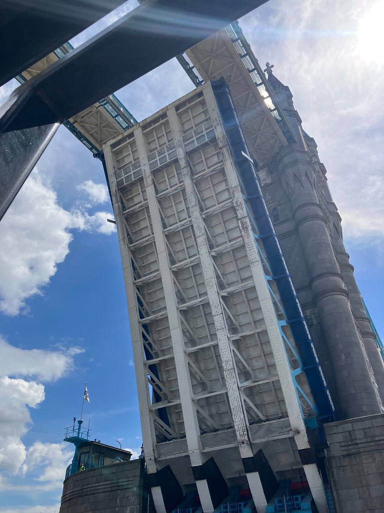 Londra'da Açık Duran Tower Bridge'in Altından Çekilmiş Etkileyici Mimari Görüntü