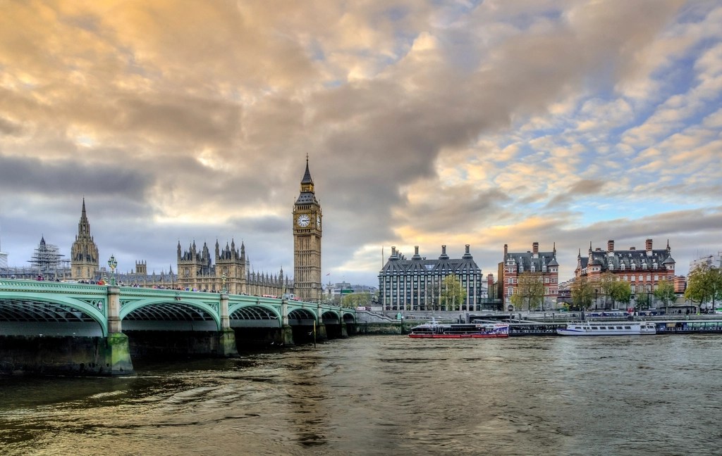 Londra'da Gün Batımında Big Ben ve Westminster Köprüsü Panoramik Manzara