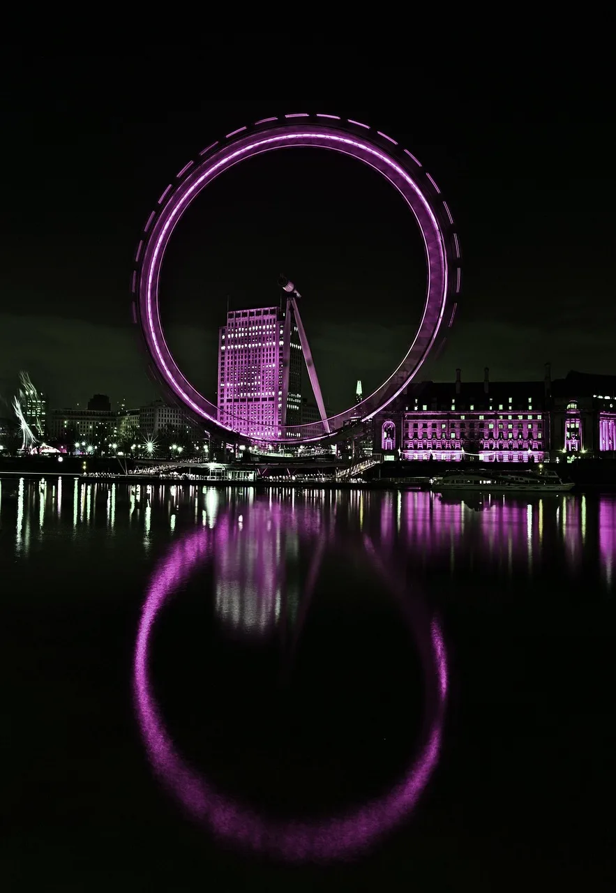 Londra gece sokakları - ışıklı şehir manzarası