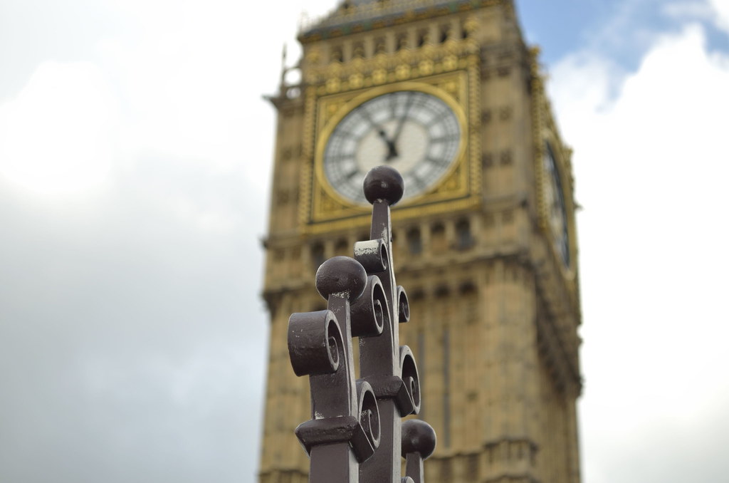 Londra'nın Sembolü Big Ben: Tarihi Saat Kulesi ve Gökyüzü Manzarası