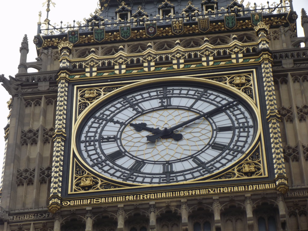 Londra'nın simgesi Big Ben kulesinin detaylı kadranı ve Gotik mimari süslemeleri