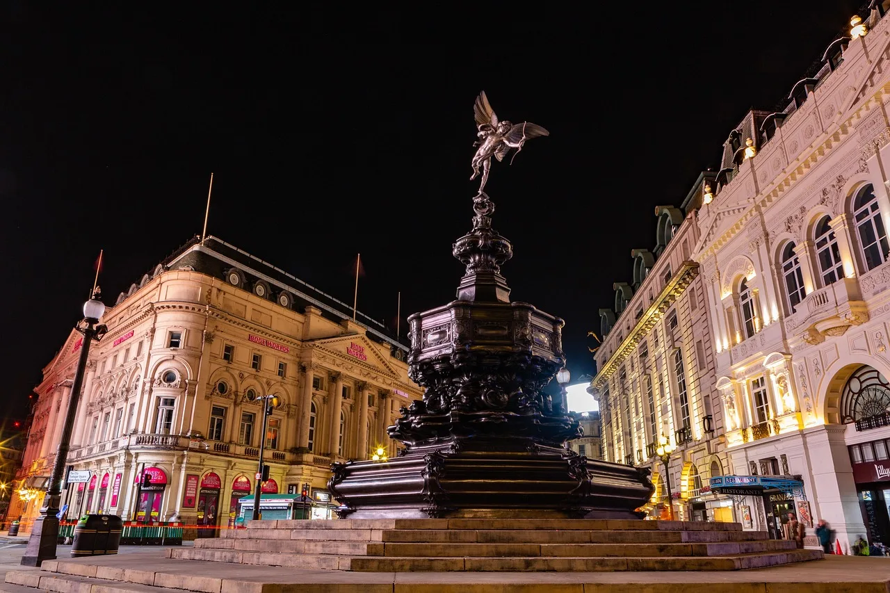 Londra Piccadilly'de gece heykel fotoğrafı