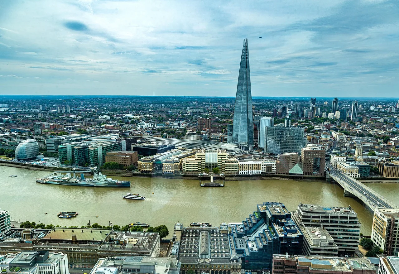 Londra şehir silüeti - nehir kenarında modern mimari