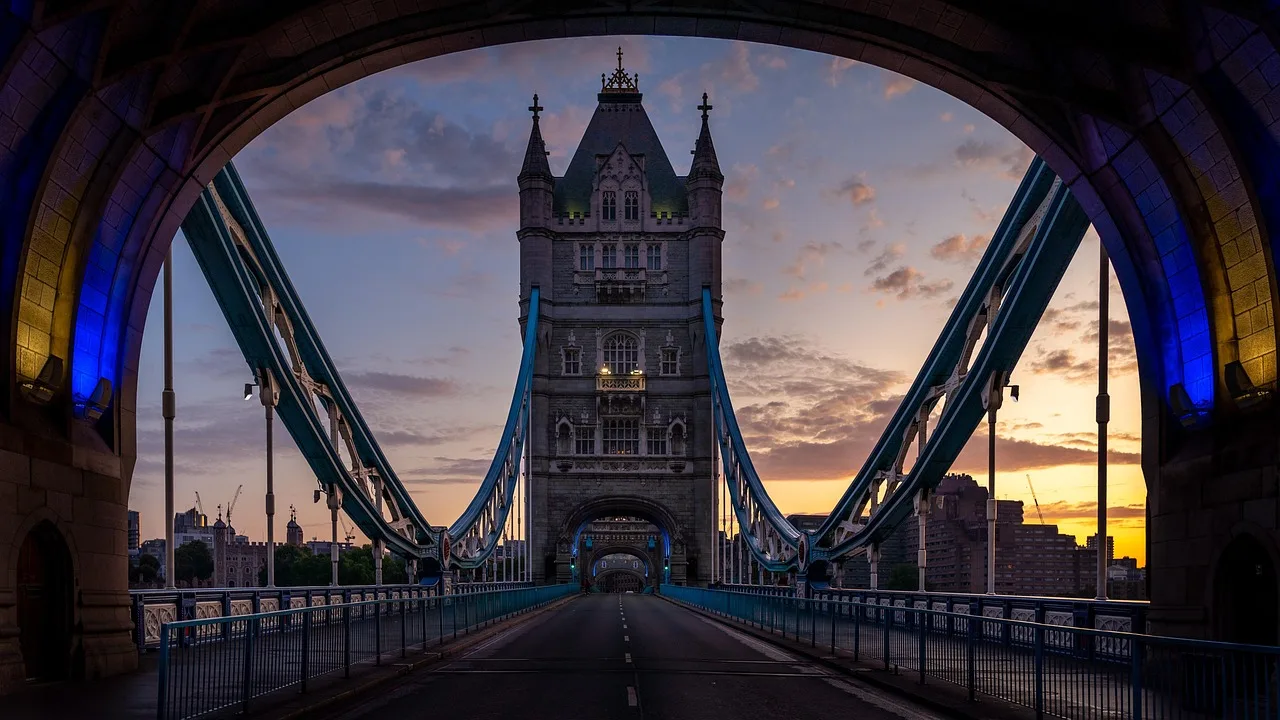 Londra Tower Bridge gün doğumu manzarası - mimari