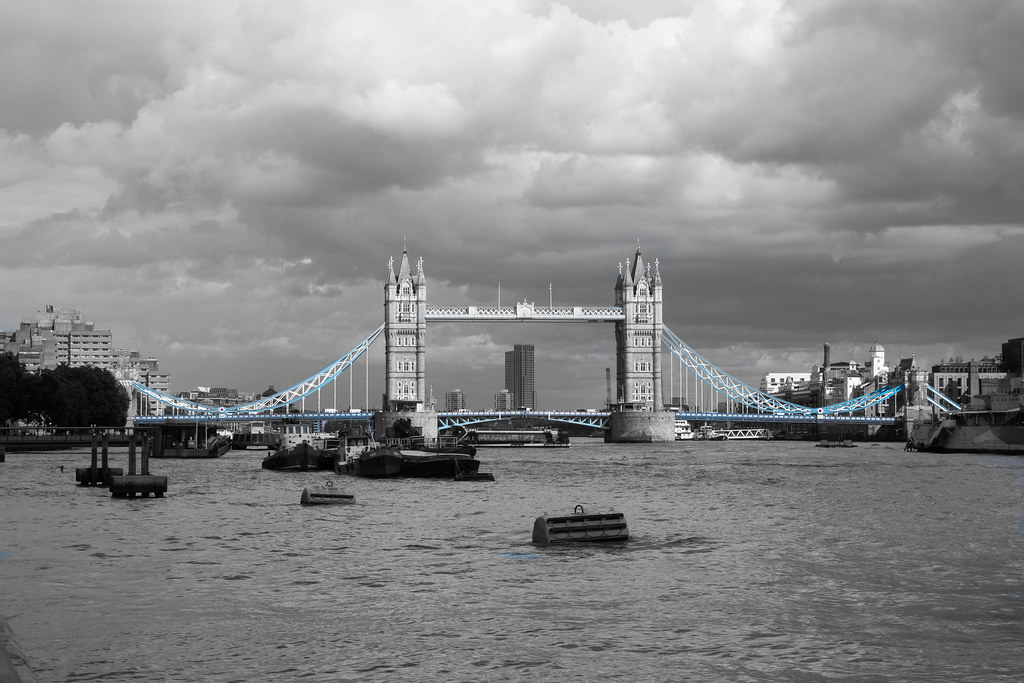 Londra Tower Bridge: Siyah Beyaz Görüntüde Mavi Detaylarla İkonik Köprü Manzarası
