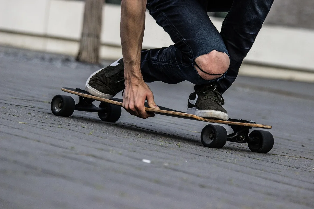 Longboard genç erkek jeanli kaykay keyfi