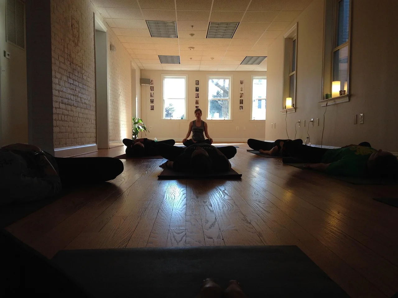 Lotus pozu yapan kadın silueti - rahatlatıcı yoga