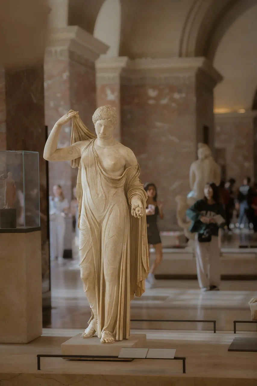 Louvre'da taş heykel sergisi - sanat eseri