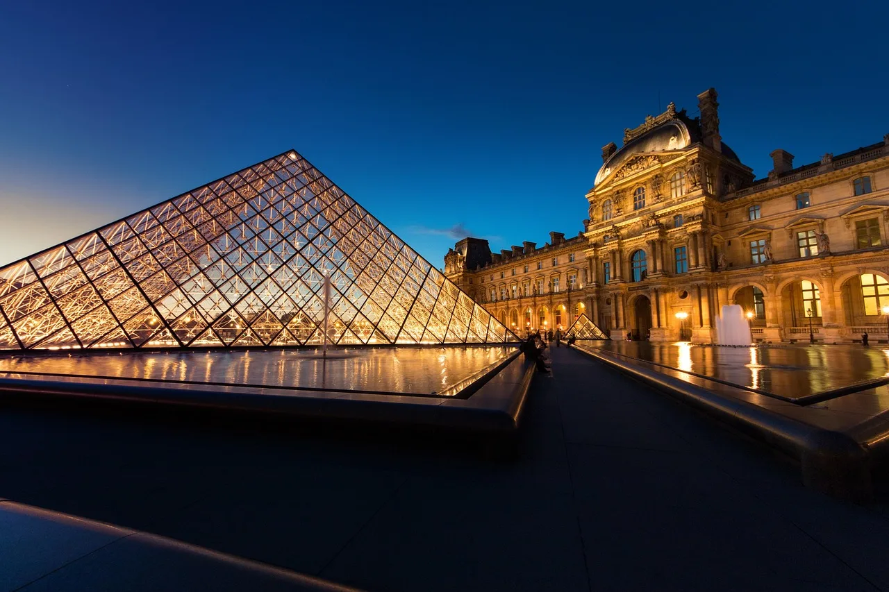 Louvre müze cephesi cam ışıklı yapı