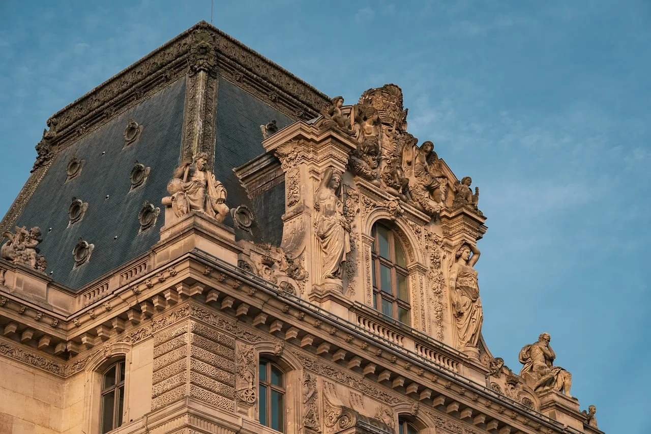 Louvre müzesi cephesi heykel detaylı mimari fotoğrafı