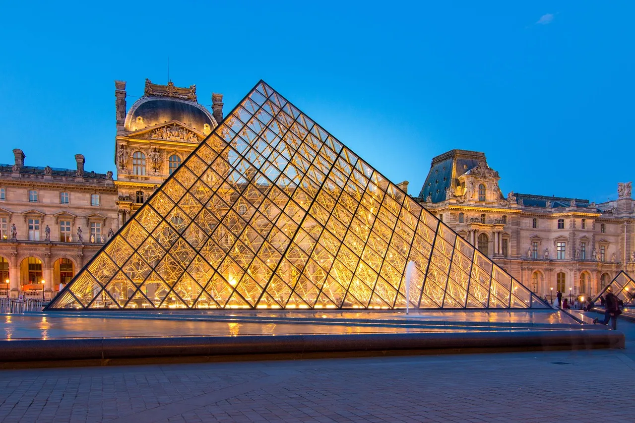 Louvre piramidi cam cephesinde Paris mimarisi