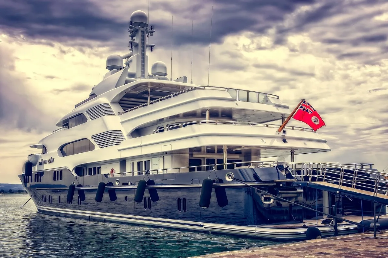 Lüks yat limanı manzarası mavi deniz
